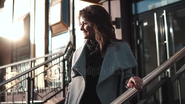 Portrait of an attractive young woman in an autumn coat against the background of the city — Stock Video