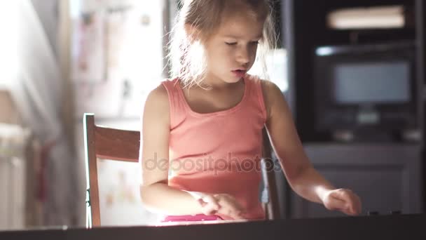 Liten flicka 6 år att lära sig spela piano. barnet repeterar ett musikstycke — Stockvideo