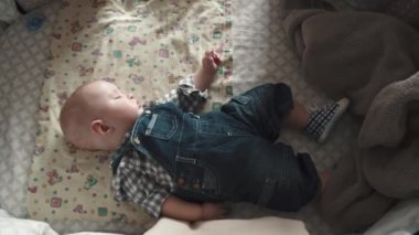 Bebek beşiğinde uyuyor