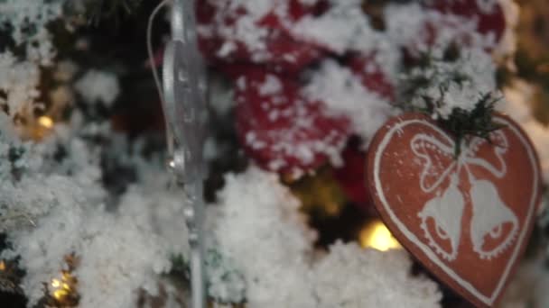 Рождественская елка Рождественские украшения крупным планом. гирлянды и новогодние игрушки — стоковое видео