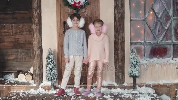 Karácsony vagy újév. a szilveszteri dekoráció két kislány portréja. gyermekek együtt ünneplik a karácsonyt — Stock videók