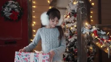 Noel ve yeni yıl. küçük bir kız arkadaşı Noel için güzel bir hediye verir. çocuklar yeni yıl dekorasyon arka planda