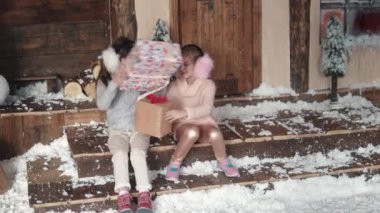 Noel ve yeni yıl. çocuklar için Noel hediyeleri. Yeni yıl dekorasyon zemin üzerine iki küçük kız