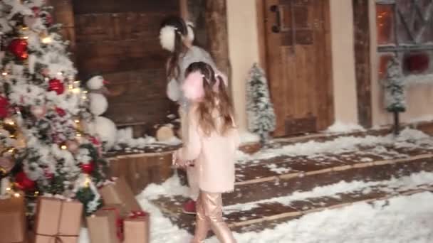 Boże Narodzenie czy nowy rok. dzieci objęte drzewo nowy rok prezenty na Boże Narodzenie. dzieci przygotowują się do obchodów świąt Bożego Narodzenia — Wideo stockowe