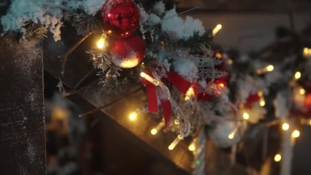 Kerst decoraties close-up. slingers en New Years speelgoed — Stockvideo