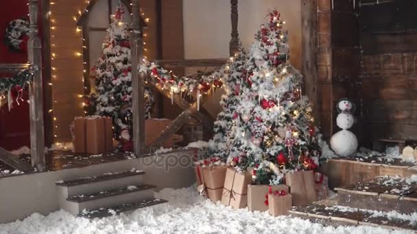 Рождественская елка Рождественские украшения крупным планом. гирлянды и новогодние игрушки — стоковое видео