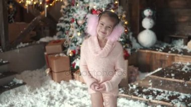 Noel ve yeni yıl. Noel süsleri, küçük bir kız portresi. tatil beklentisiyle