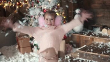Noel ve yeni yıl. Noel süsleri, küçük bir kız portresi. kar yukarı ve gülümseyen bir çocuk atar