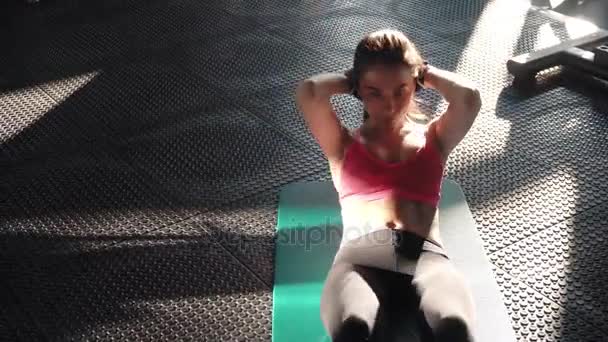 Mujer joven en ropa deportiva ejercitando abdominales en el gimnasio. atractiva atleta chica dedicada a ejercicios en el trabajo abdominal, la prensa se sacude — Vídeos de Stock