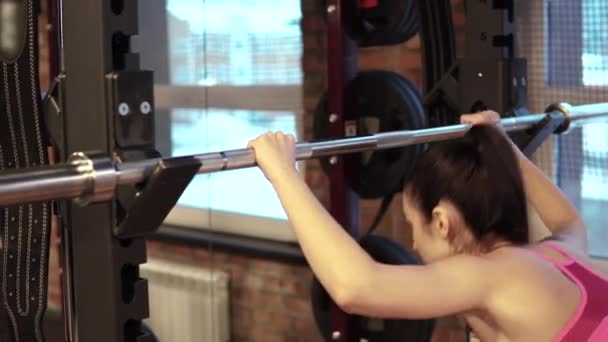 Chica toma un bar y se prepara para el ejercicio en el gimnasio — Vídeos de Stock