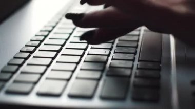 dizüstü bilgisayarda yazarak kadın. eller yakın çekim