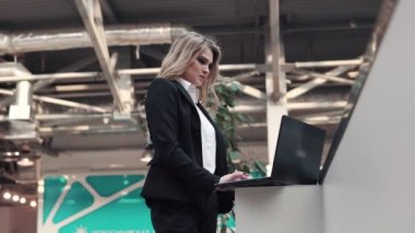 Laptop ayakta çalışan iş kadın