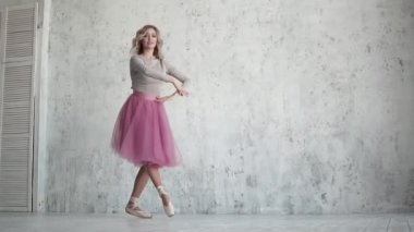 Zarif balerin dans pembe tutu ve pointe ayakkabı. zarif, hafif hareketleri. ağır çekim