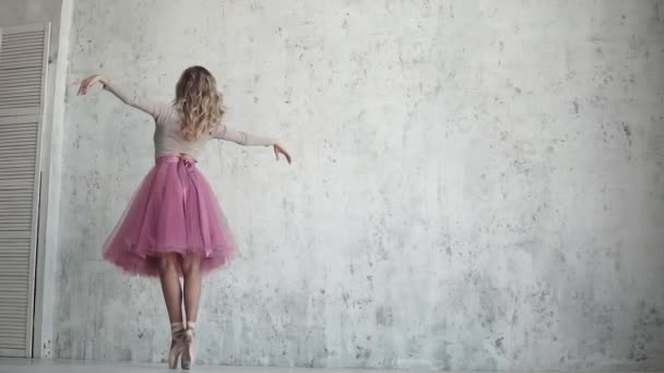 Balerin parmağını pembe elbisenin içinde dönüyor. genç kız klasik bale dans ediyor. ağır çekim — Stok video