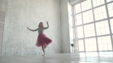Balerin studio pirouettes gerçekleştirmek. balet klasik tutu ve pointe