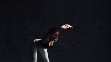 daha önce bir egzersiz ısınma genç çekici kız jimnastikçi. Kız spor giyim