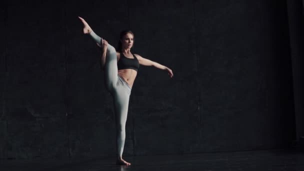 Yoga. la ragazza fa le spaccature . — Video Stock
