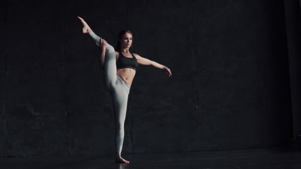 Yoga. la fille fait les séparations . — Video