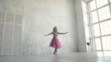 Balerin studio pirouettes gerçekleştirmek. balet klasik tutu ve pointe