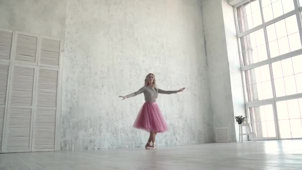 Bailarina realizando piruetas en estudio. bailarina de ballet en un tutú clásico y puntita — Vídeos de Stock