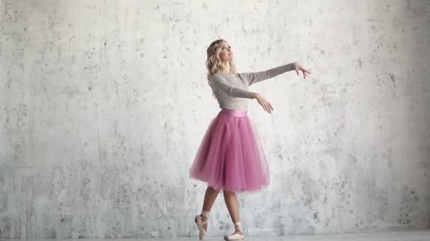Portret van een ballerina in een pack en pointe-schoenen. Portret van een sierlijke balletdanser — Stockvideo