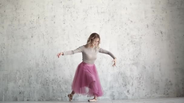 Retrato de uma bailarina em um pacote e aponte sapatos. retrato de um dançarino de balé gracioso — Vídeo de Stock