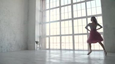 balet iplik ve tutu ve pointe ayakkabı yüksek atlama. Genç balerin dans