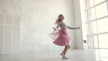 balet iplik ve tutu ve pointe ayakkabı yüksek atlama. Genç balerin dans ediyor. ağır çekim