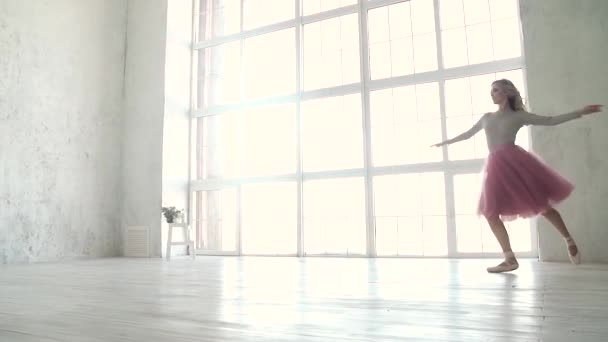 Balletdanser is spinnen en springen hoog in een tutu en pointe-schoenen. jonge ballerina is dansen. Slow motion — Stockvideo