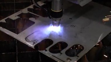 Endüstriyel robot lazer kesici metal parçalar büyük bir hassasiyetle keser. Metal işleme Cnc freze tezgahı. Kesme metal modern işleme teknolojisi.
