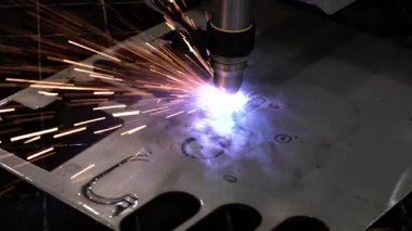 Endüstriyel robot lazer kesici metal parçalar büyük bir hassasiyetle keser. Metal işleme Cnc freze tezgahı. Kesme metal modern işleme teknolojisi.