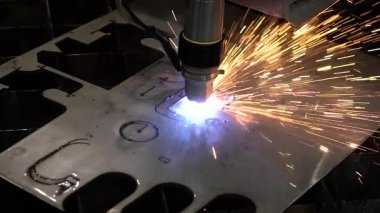 Endüstriyel robot lazer kesici metal parçalar büyük bir hassasiyetle keser. Metal işleme Cnc freze tezgahı. Kesme metal modern işleme teknolojisi.
