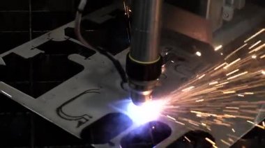 Endüstriyel robot lazer kesici metal parçalar büyük bir hassasiyetle keser. Metal işleme Cnc freze tezgahı. Kesme metal modern işleme teknolojisi.
