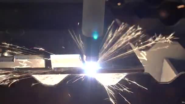 Промышленный роботизированный лазерный резак режет металлические детали с большой точностью — стоковое видео