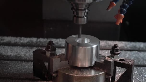 Fresatrice CNC per la lavorazione dei metalli. Taglio metallo moderna tecnologia di lavorazione. — Video Stock