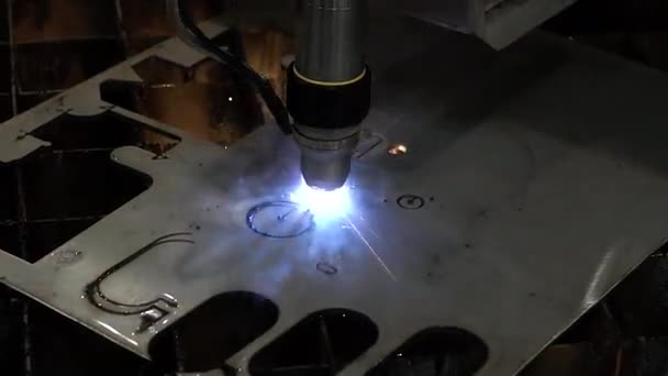 O cortador de laser robótico industrial corta peças metálicas com grande precisão. Máquina de trituração CNC Metalworking. Corte de metal moderna tecnologia de processamento . — Vídeo de Stock