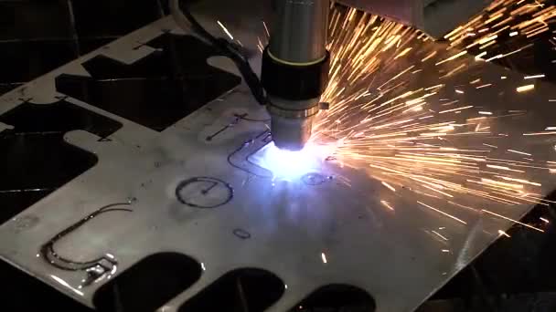 Промисловий роботизований лазерний різак з великою точністю вирізає металеві деталі. Металообробний фрезерний верстат з ЧПУ. Різання металу сучасна технологія обробки . — стокове відео