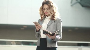 iş kadını onun Smartphone'da Notlar not defteri'eşitler