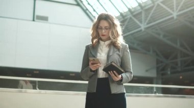 iş kadını onun Smartphone'da Notlar not defteri'eşitler