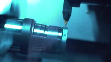 Cnc makine üzerinde metal bir parça dışarı şekiller freze matkap