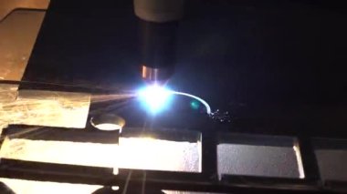 Endüstriyel robot lazer kesici metal parçalar büyük bir hassasiyetle keser. Metal işleme Cnc freze tezgahı. Kesme metal modern işleme teknolojisi.