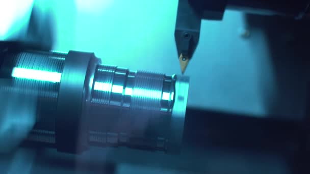 Borra fräsning former ur en metallbit på en CNC-maskin — Stockvideo