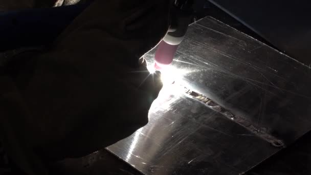 在金属工业工作的焊工。工业厂房的焊接 — 图库视频影像
