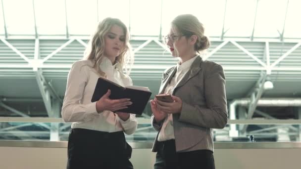 Boss and the subordinate are talking in the lobby of the business center — Stock Video