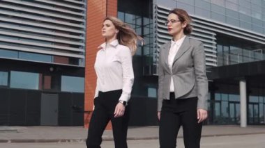 modern ofis binası karşı yürüyüş iş kadınları
