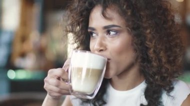 Güzel İspanyol kadın rahat bir Cafe latte sahiptir