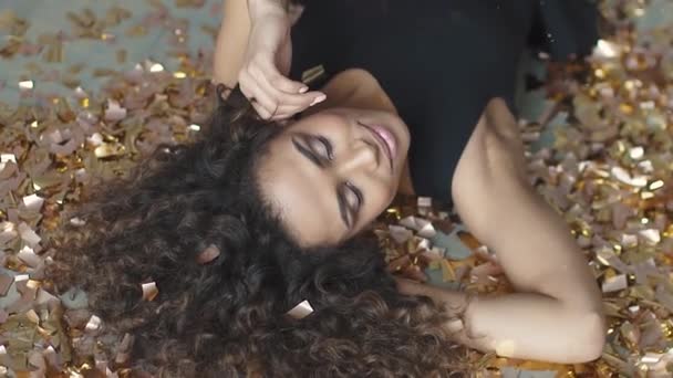 Portrait en gros plan d'une charmante jeune femme hispanique avec confettis et paillettes. concept de la fête, plaisir, célébrer. au ralenti — Video