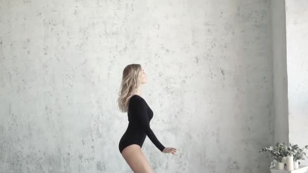 Jong meisje danser in zwarte Romper en legging. Ballerina is dansen. Slow motion — Stockvideo