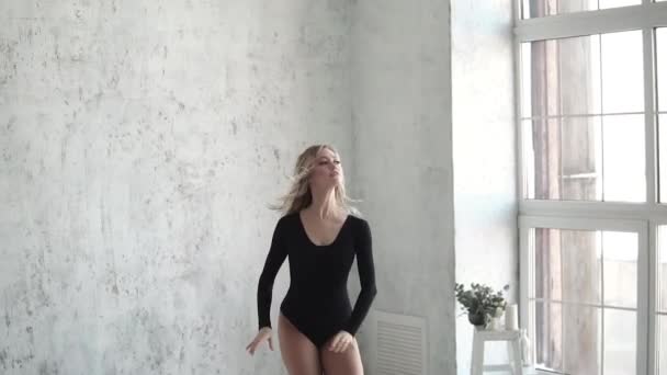 Jeune fille danseuse en body noir et leggings. ballerine danse et fait une pirouette. au ralenti — Video