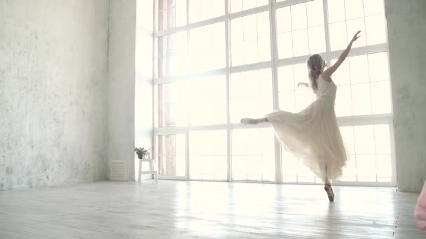 白色光ではバレリーナの踊りをドレスアップします。トウシューズでのバレエ ダンサー。使いやすさと恵み。スローモーション — ストック動画